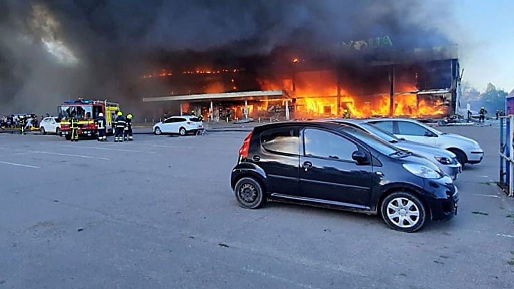 Centro comercial atacado por un misil ruso en la ciudad de Kremenchuk, Ucrania