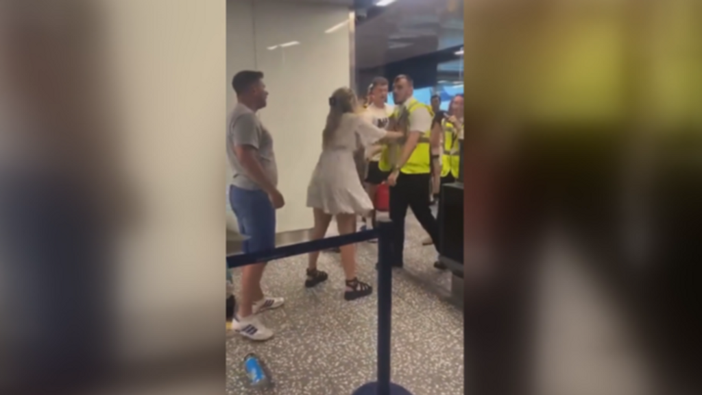 Dos turistas borrachos, a golpes con el personal de una aerolínea que no les deja subir al vuelo destino Alicante