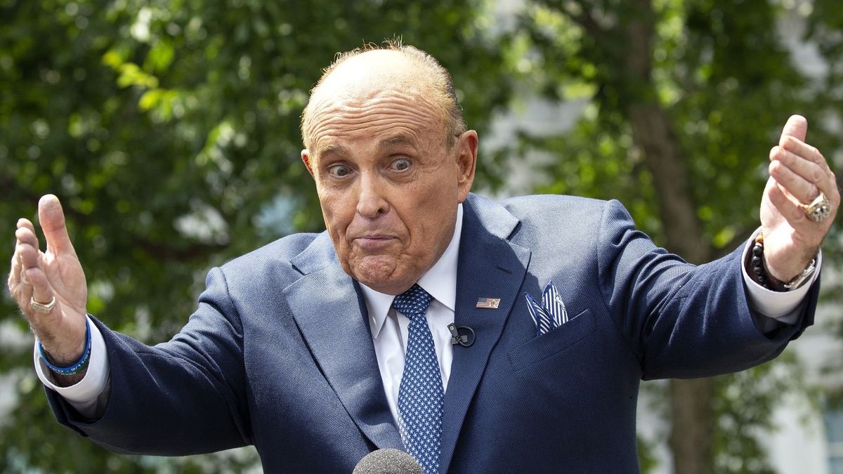 El exalcalde de Nueva York, Rudy Giuliani afirma que "podría haber sido asesinado" durante una campaña electoral en un supermercado