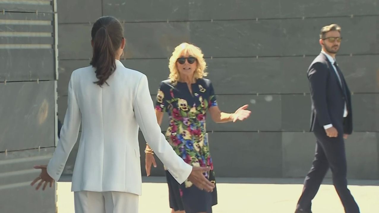 El minuto más largo de la Reina Leticia esperando en soledad a la primera dama de Estados Unidos, Jill Biden