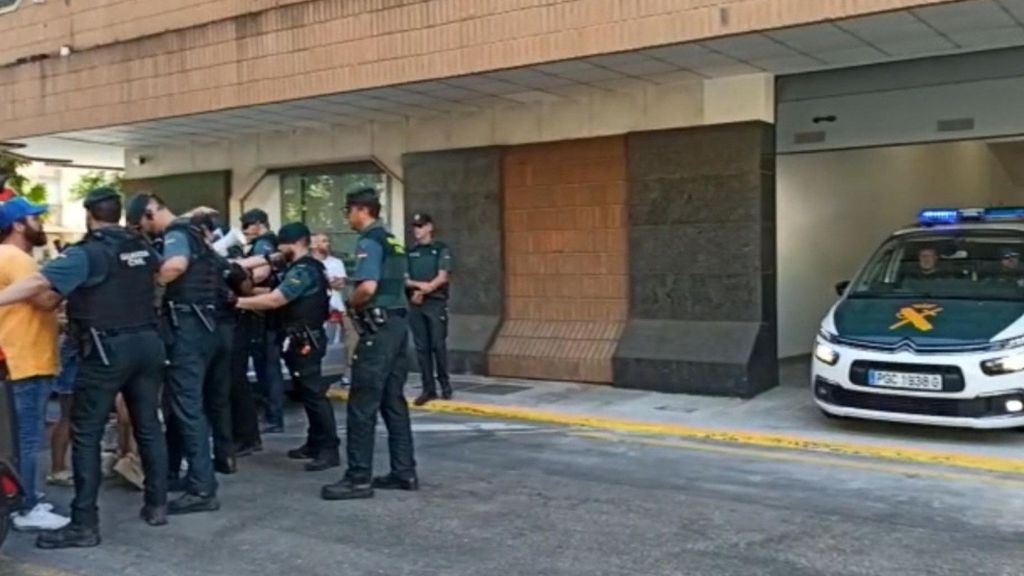 El parricida de Sueca es recibido en los juzgados bajo gritos de “asesino” por la familia del menor