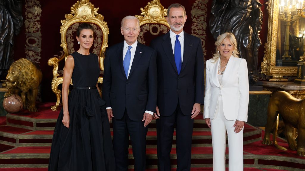 Joe y Jill Biden se fotografían con los Reyes en la ronda de saludos previos a la cena