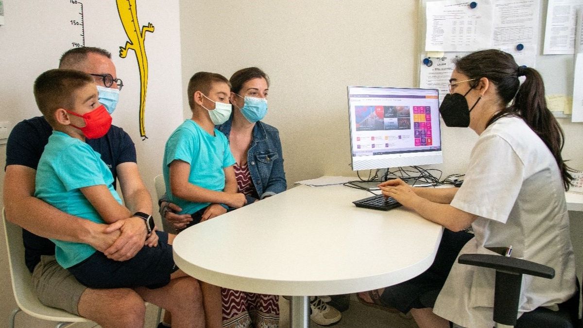 La familia con los dos pacientes en la consulta La familia con los dos pacientes en la consulta