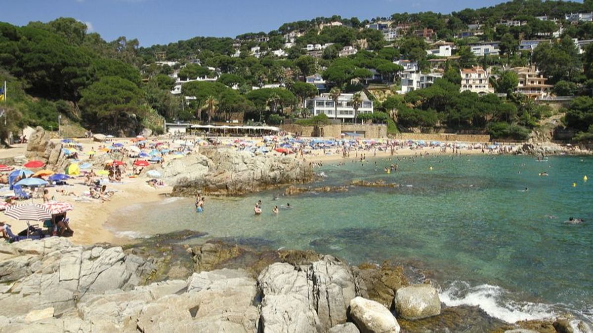 La playa Cala Bona de Blanes La playa Cala Bona de Blanes