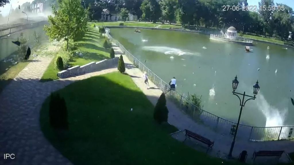 Las imágenes del pánico en Ucrania: se lanzan a un estanque tras la explosión junto a un parque con niños