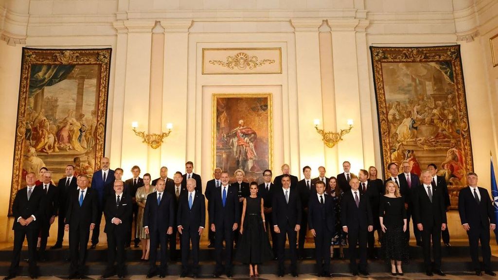 Los Reyes, con los jefes de Estado y de Gobierno asistentes a la cena ofrecida en el Palacio Real