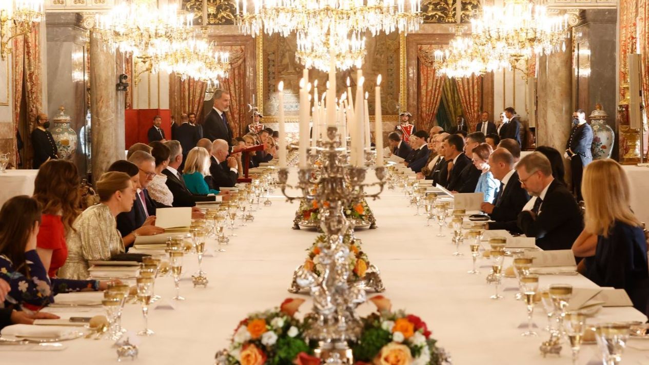 Los Reyes presiden la cena con los jefes de Estado de la OTAN en el Palacio Real