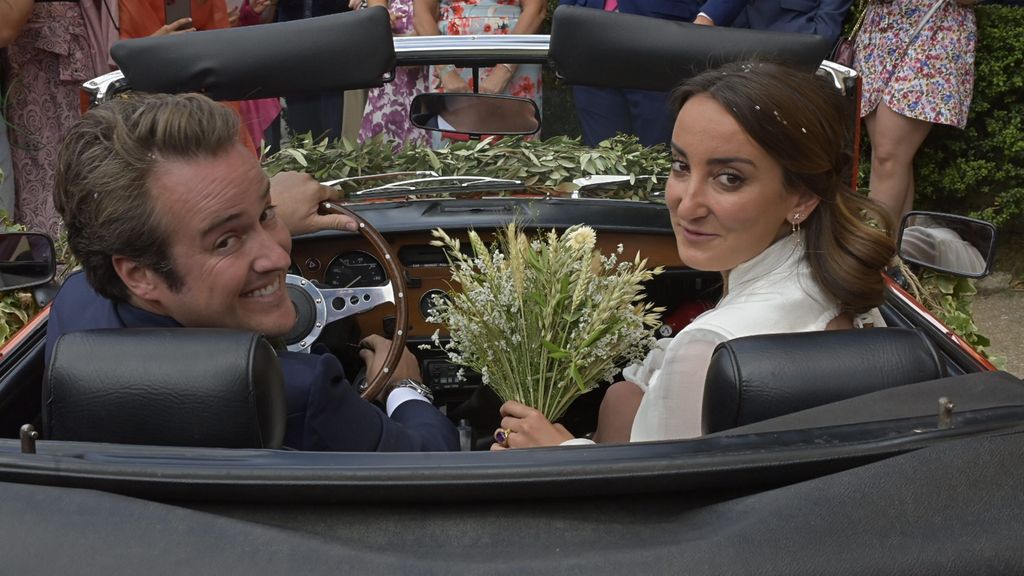 Lucía Pombo y Álvaro López, momentos después de darse el 'sí quiero'