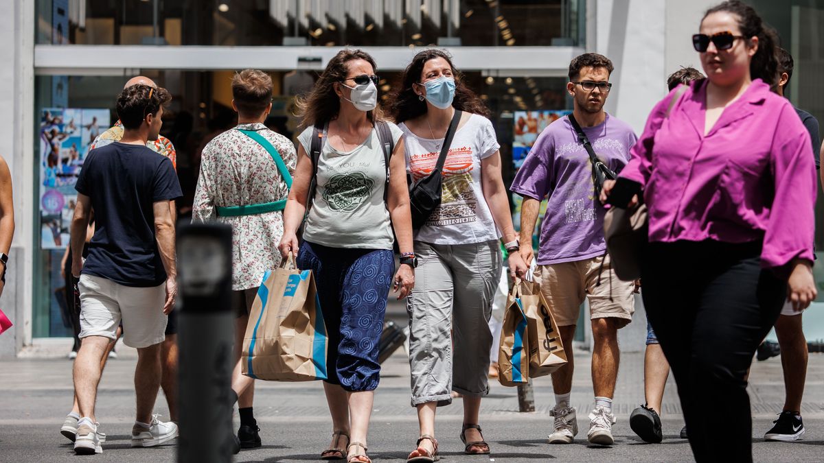 Mujeres pasean con bolsas por la Gran Vía (Madrid) Mujeres pasean con bolsas por la Gran Vía (Madrid)