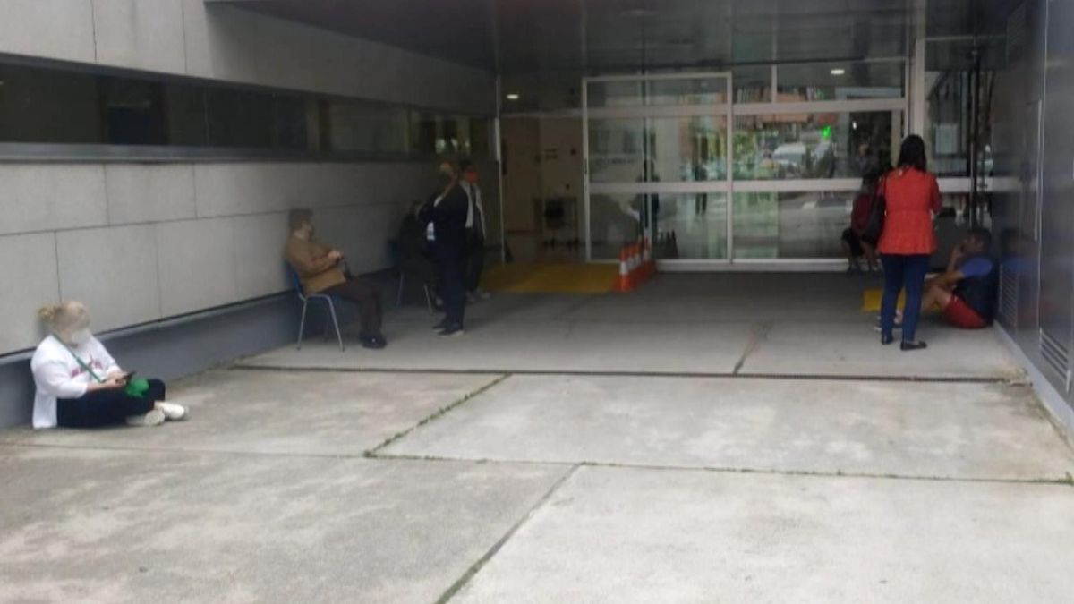 Pacientes esperando a las puertas del centro de salud de Santa Cruz, en Oleiros (A Coruña). Pacientes esperando a las puertas del centro de salud de Santa Cruz, en Oleiros (A Coruña).
