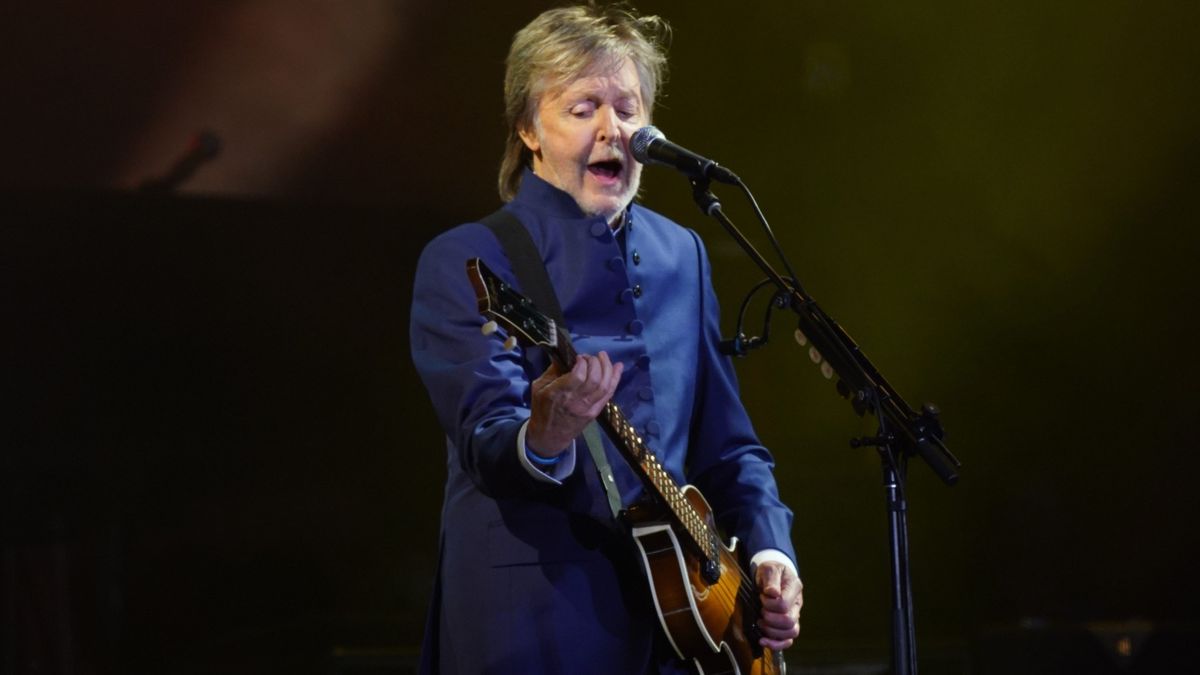 Paul McCartney en su histórico concierto en el festival de Glastonbury