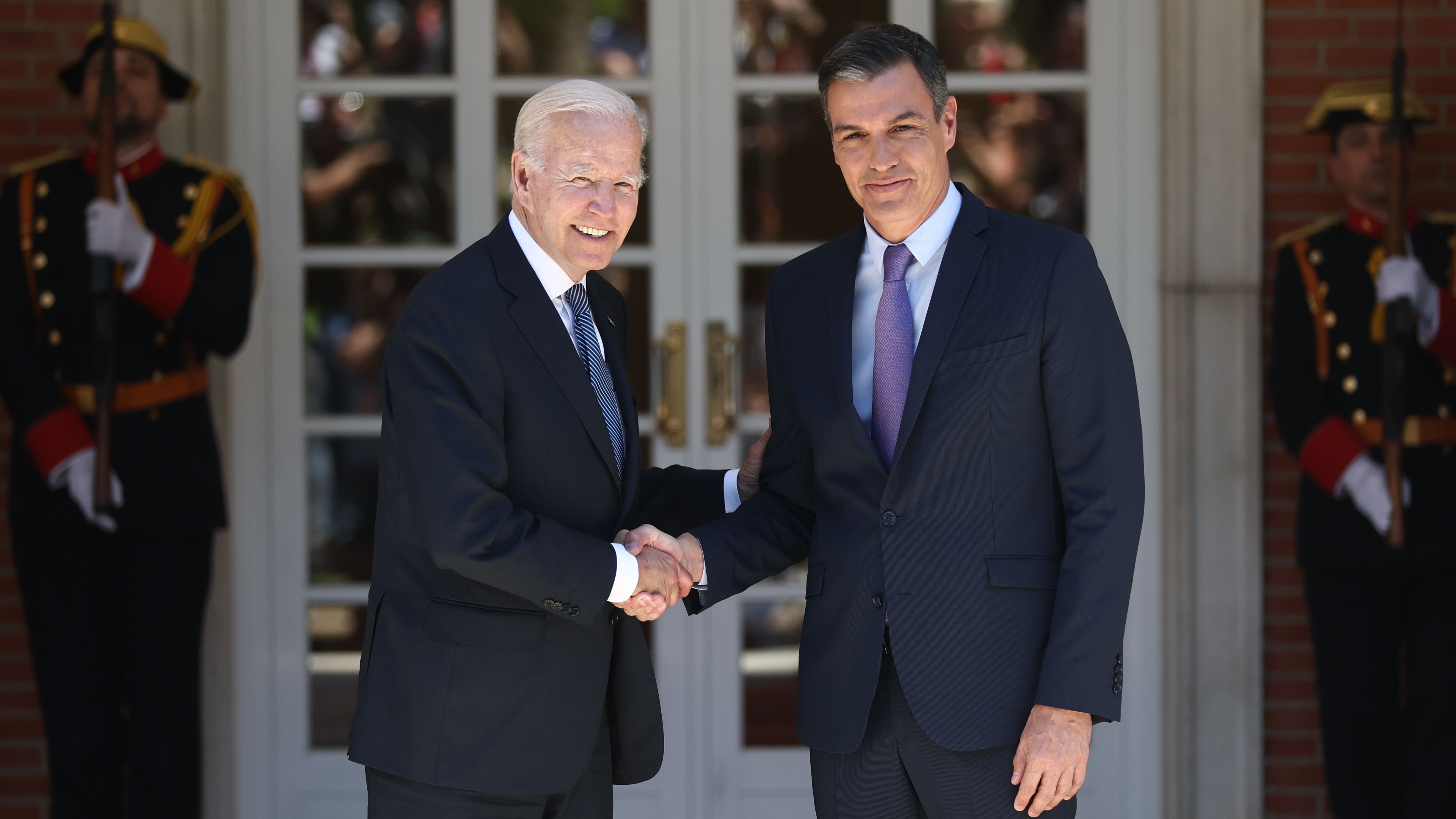 Pedro Sánchez recibe al presidente de los Estados Unidos, Joe Biden, en el palacio de La Moncloa con motivo de la cumbre de la OTAN