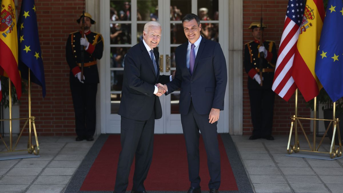 Pedro Sánchez saluda al presidente Joe Biden en el Palacio de La Moncloa Pedro Sánchez saluda al presidente Joe Biden en el Palacio de La Moncloa