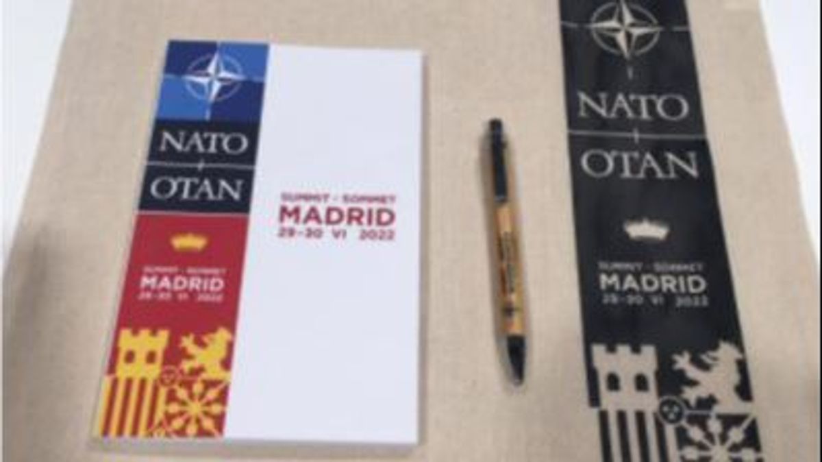 Un bolso de mano, un bolígrafo y un cuaderno, el regalo de la OTAN a los periodistas Un bolso de mano, un bolígrafo y un cuaderno, el regalo de la OTAN a los periodistas