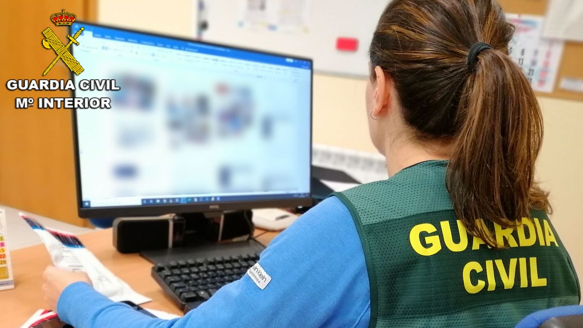 Una agente de la Guardia Civil en una imagen de archivo. Una agente de la Guardia Civil en una imagen de archivo.