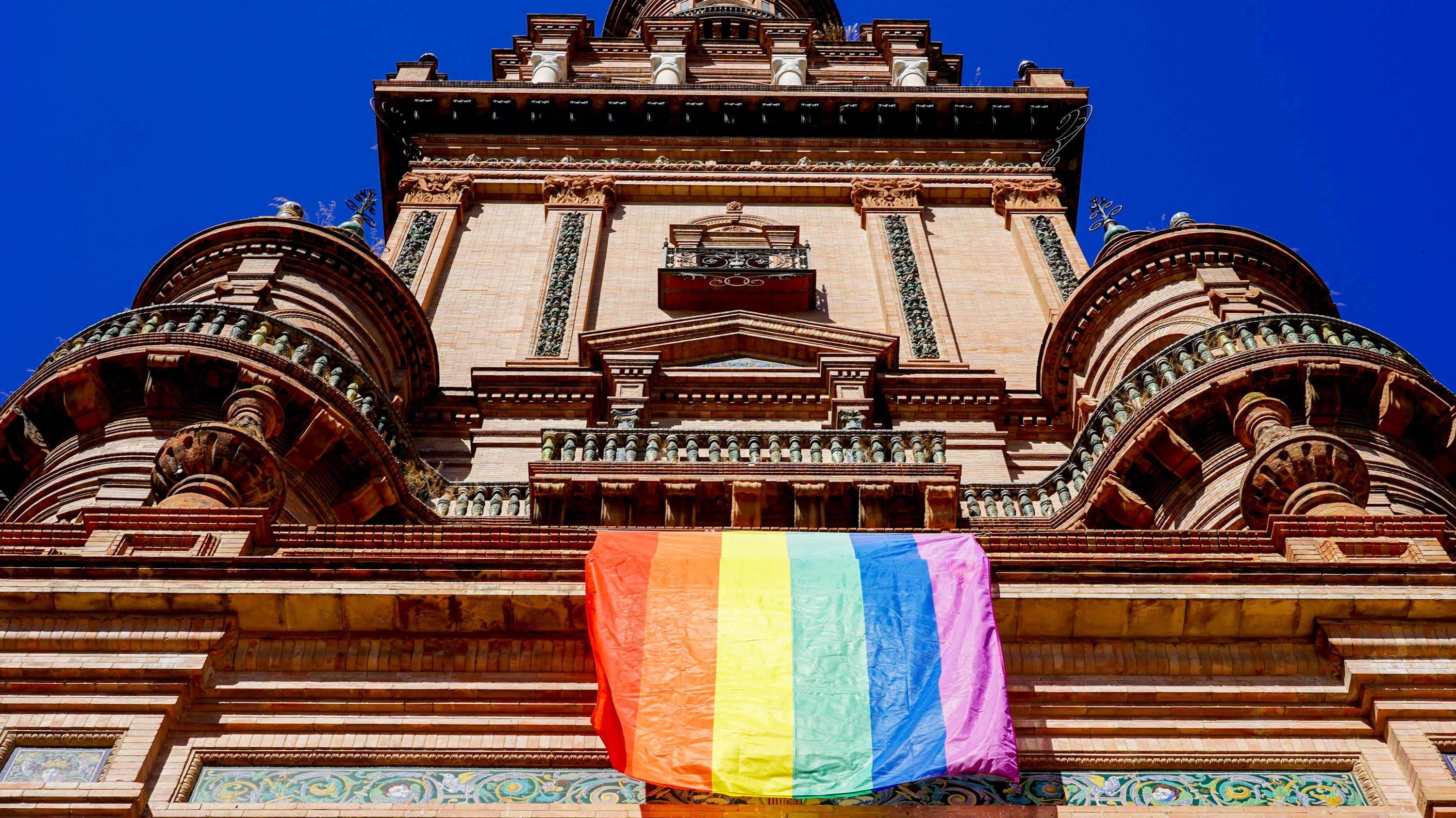 Vuelve la polémica de la bandera del Orgullo LGBT: los que la cuelgan y los que no
