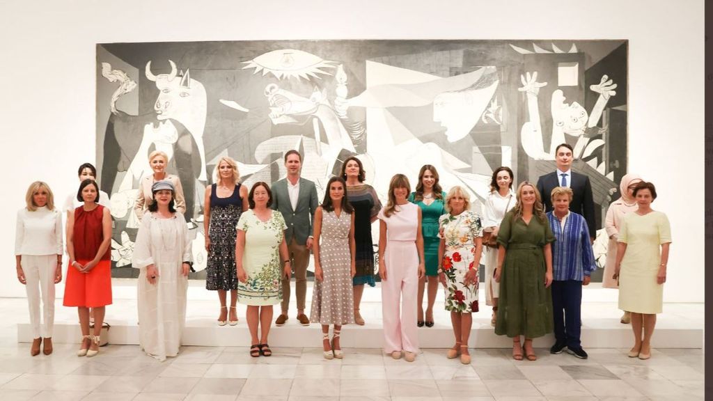 La reina Letizia posa con las parejas de los mandatarios de la cumbre de la OTAN junto al "Guernika"