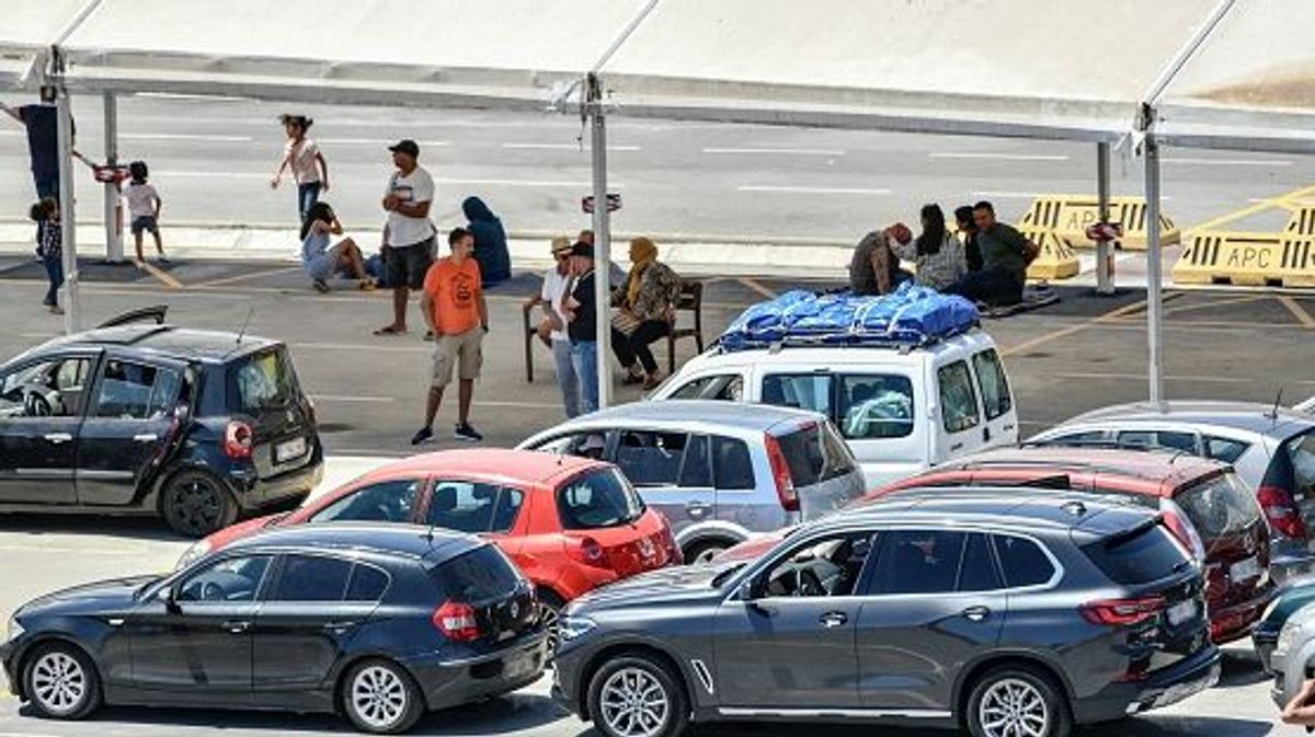 Colas de coches para atravesar la frontera entre Melilla y Marruecos