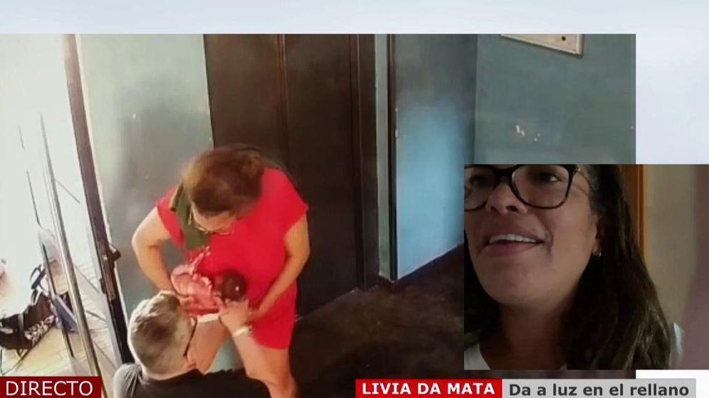 Da a luz en el rellano de su casa: un parto de lo más rápido y sin asistencia médica Da a luz en el rellano de su casa: un parto de lo más rápido y sin asistencia médica