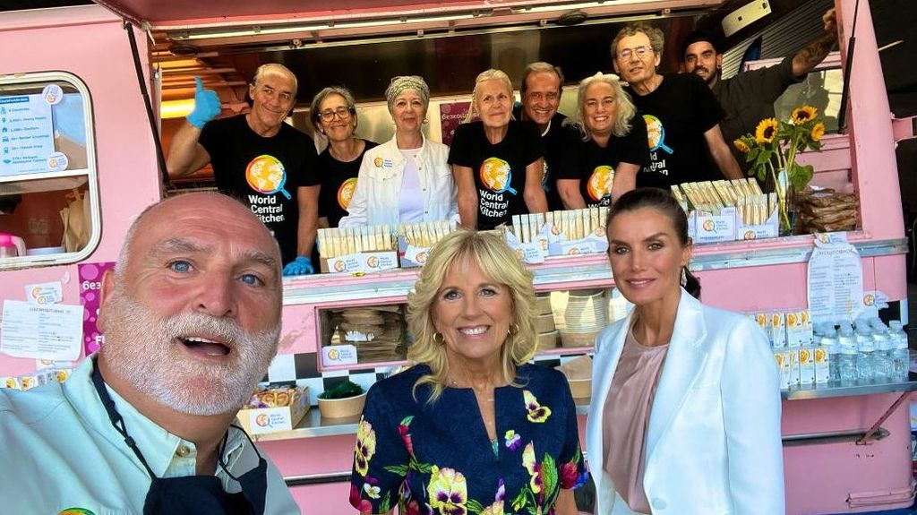 El chef José Andrés se hace un selfi con Jill Biden y la Reina Letizia