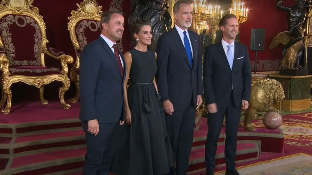 El primer ministro de Luxemburgo y su marido son recibidos por Don Felipe y Doña Letizia en el Palacio Real