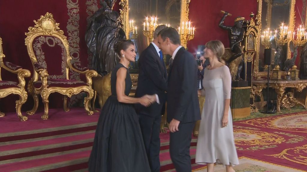 El sonado ‘despiste’ de Pedro Sánchez en el besamanos con el rey Felipe y la reina Letizia (Junio 2022)