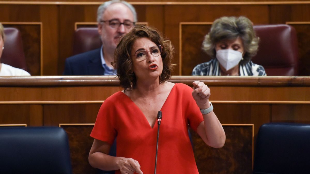 La ministra de Hacienda, María Jesús Montero, interviene en una sesión plenaria, en el Congreso de los Diputados, a 29 de junio de 2022, en Madrid (España).