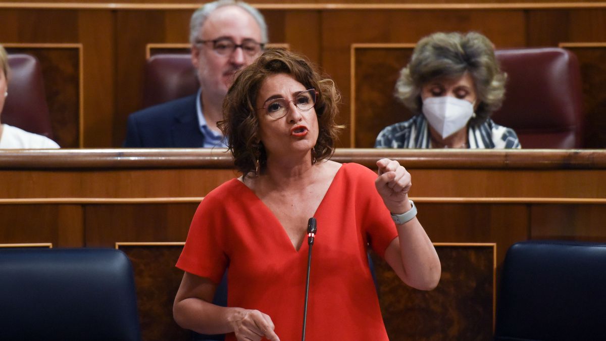 La ministra de Hacienda, María Jesús Montero, interviene en una sesión plenaria, en el Congreso de los Diputados, a 29 de junio de 2022, en Madrid (España). La ministra de Hacienda, María Jesús Montero, interviene en una sesión plenaria, en el Congreso de los Diputados, a 29 de junio de 2022, en Madrid (España).