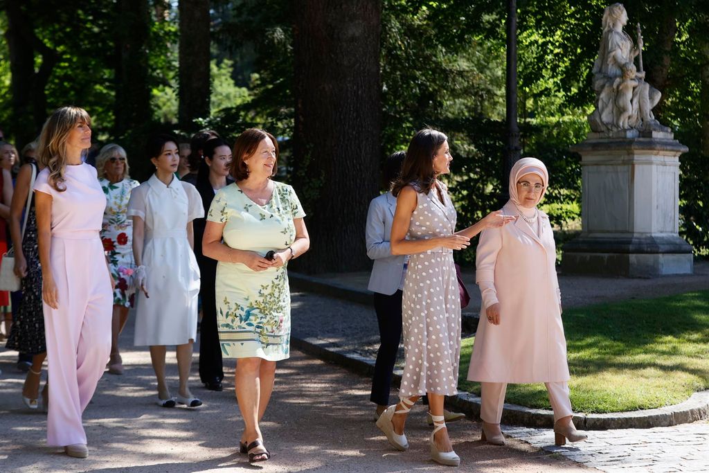 La reina Letizia y los acompañantes de los líderes de la OTAN visitan la Granja de San Ildefonso