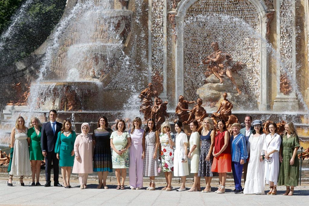 La reina Letizia posa con los acompañantes de los mandatarios que asisten a la cumbre de  la OTAN para la foto de familia de los actos culturales celebrados en Segovia