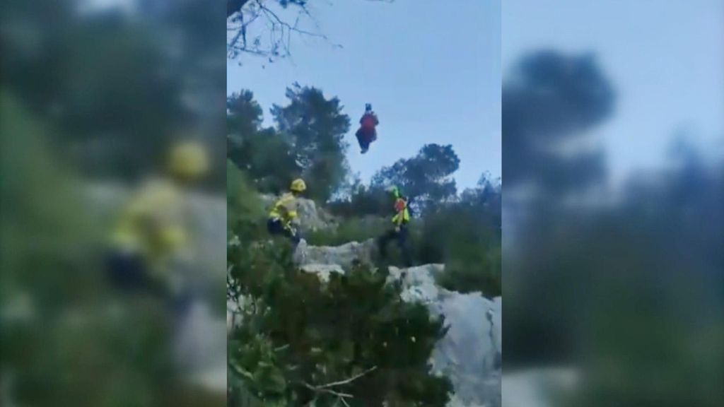 Los bomberos rescatan a un escalador que sufrió múltiples picaduras de avispa