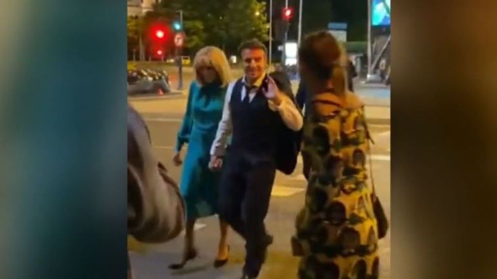 El paseo nocturno de Macron en mangas de camisa con su mujer por Madrid