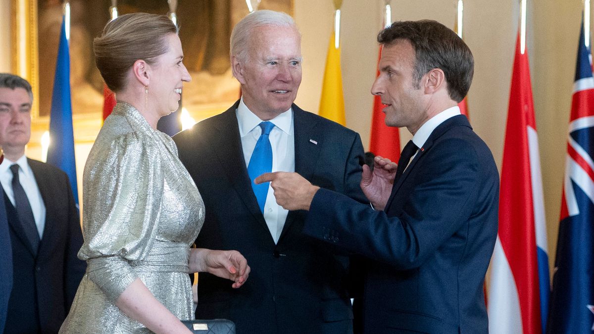 Macron junto al presidente Biden y la presidenta de Suecia en la cena de gala de la Cumbre de la OTAN de Madrid