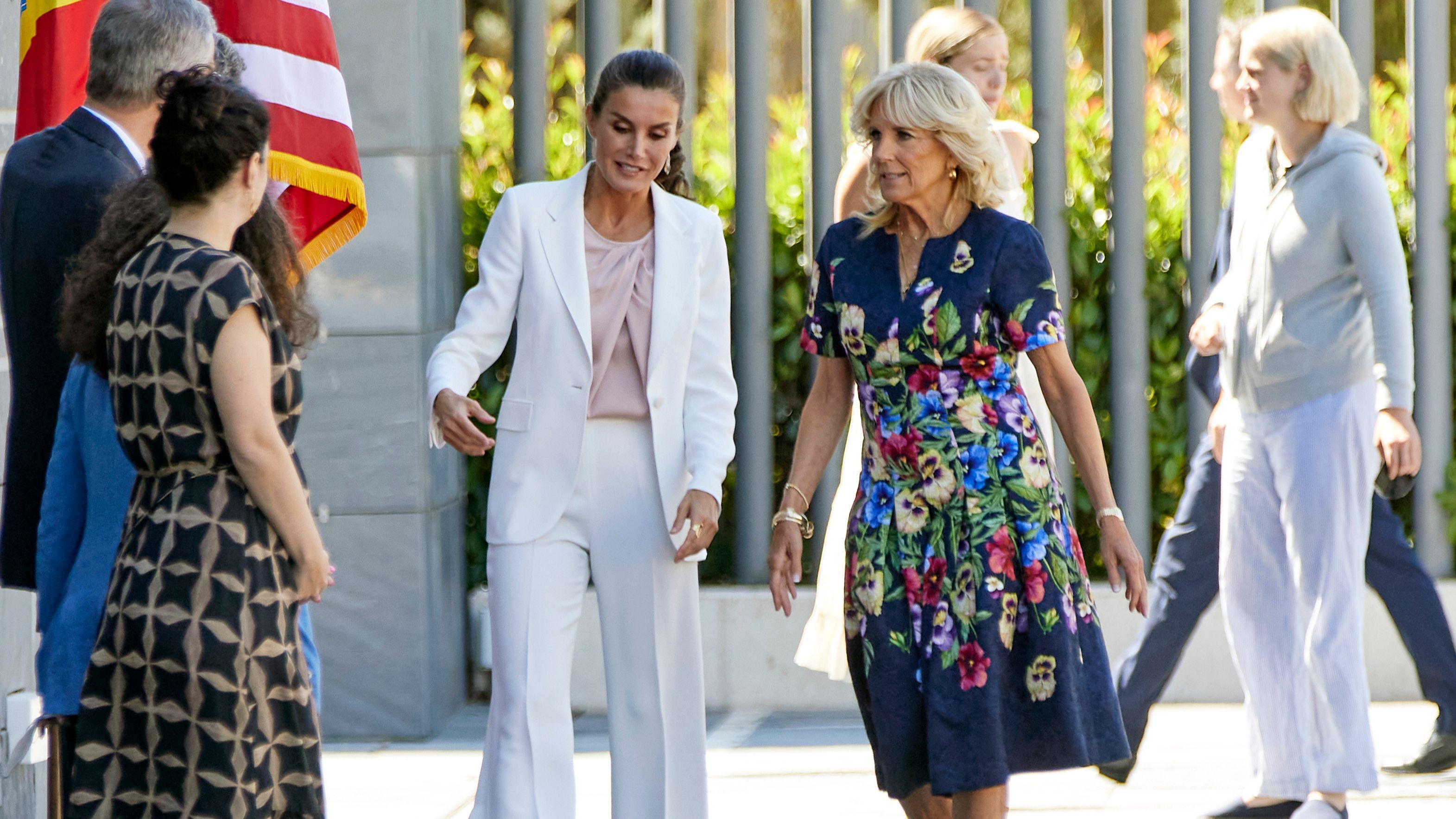 Maisy Biden al fondo con un chándal gris