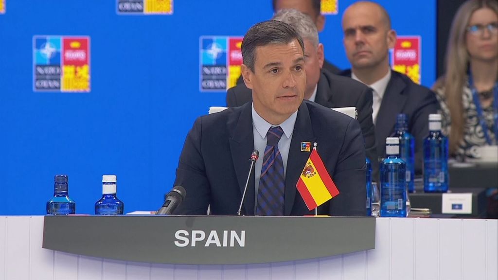 Pedro Sánchez, con la bandera de España al revés en su intervención en la cumbre de la OTAN
