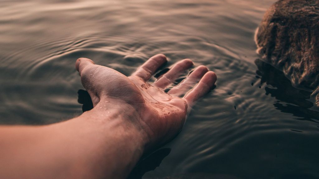 ¿Por qué se arrugan los dedos en el agua?
