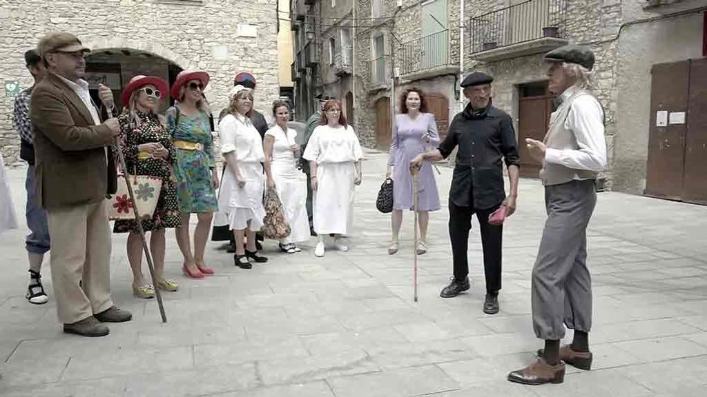 Restaurar un antiguo telón publicitario de cine y teatro en El Pallars Jussà (Lleida), nueva misión de Jesús Calleja en ‘Volando Voy’