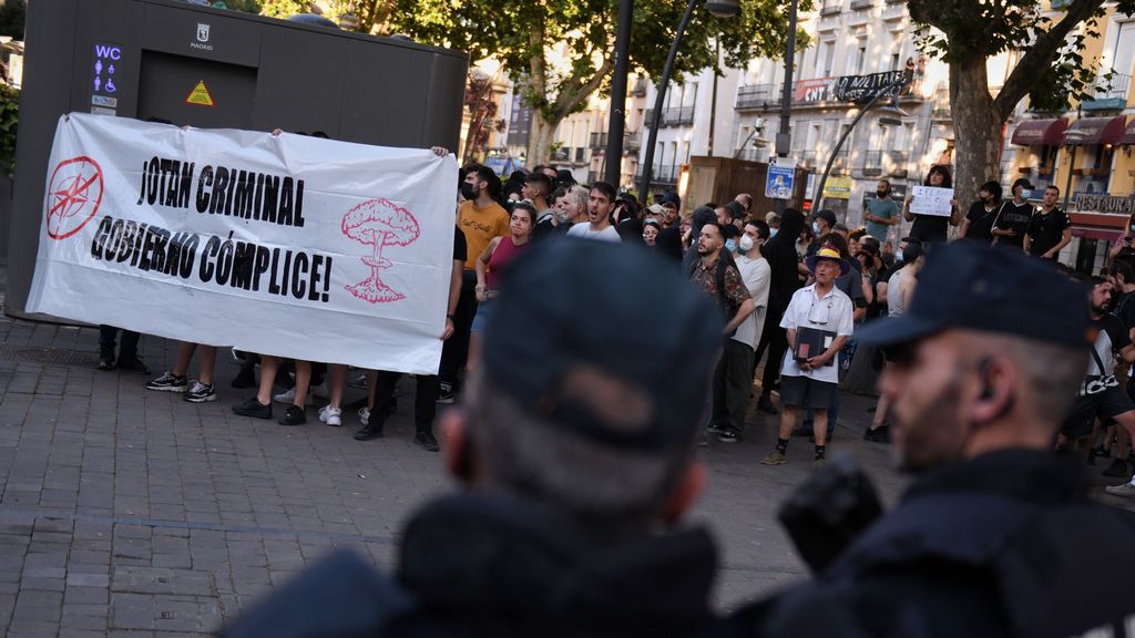Un centenar de manifestantes lanzan consignas contra la OTAN y Zelenski en la protesta sin incidentes de Madrid