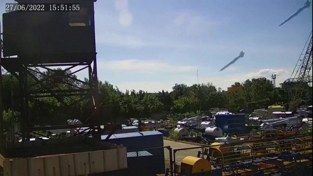 Un misil ruso a punto de impactar en el centro comercial de Kremenchuk, en Ucrania