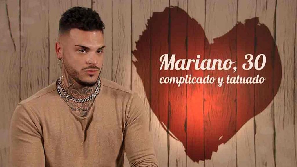 Un soltero de ‘First Dates’ regala a su perro porque se escurre en la tarima de su piso: “Lo tengo todo de diseño y te lo destroza todo”