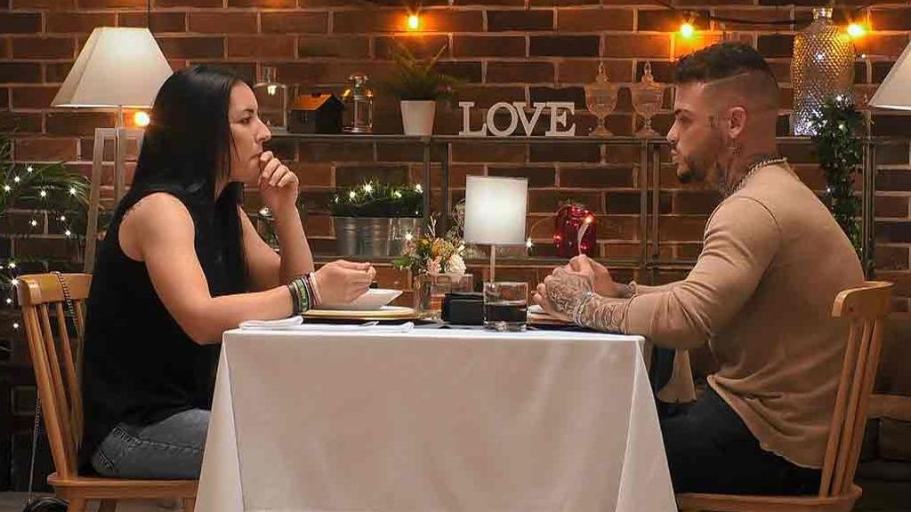 Un soltero de ‘First Dates’ regala a su perro porque se escurre en la tarima de su piso: “Lo tengo todo de diseño y te lo destroza todo”