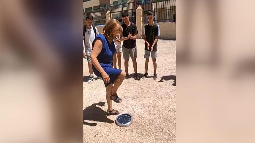 Una profesora de Málaga rompe un reloj en su despedida de la docencia: "Tú has sido el que me robaba a mis niños"
