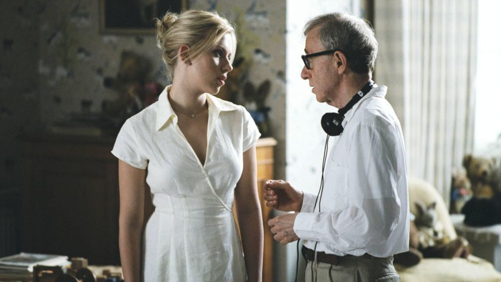 Woody Allen dirigiendo a la actriz Scarlett Johansson