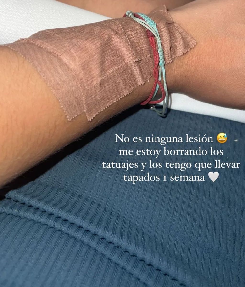 Rocío Flores muestra su brazo vendado tras borrarse uno de sus tatuajes