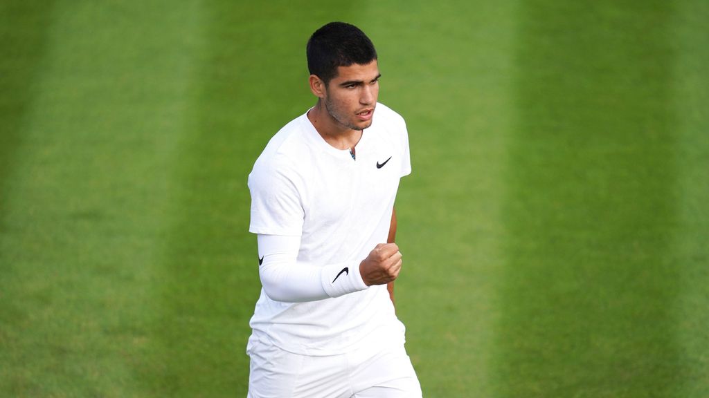 Alcaraz deslumbra a Wimbledon con su tenis: pasa a tercera ronda por la vía rápida