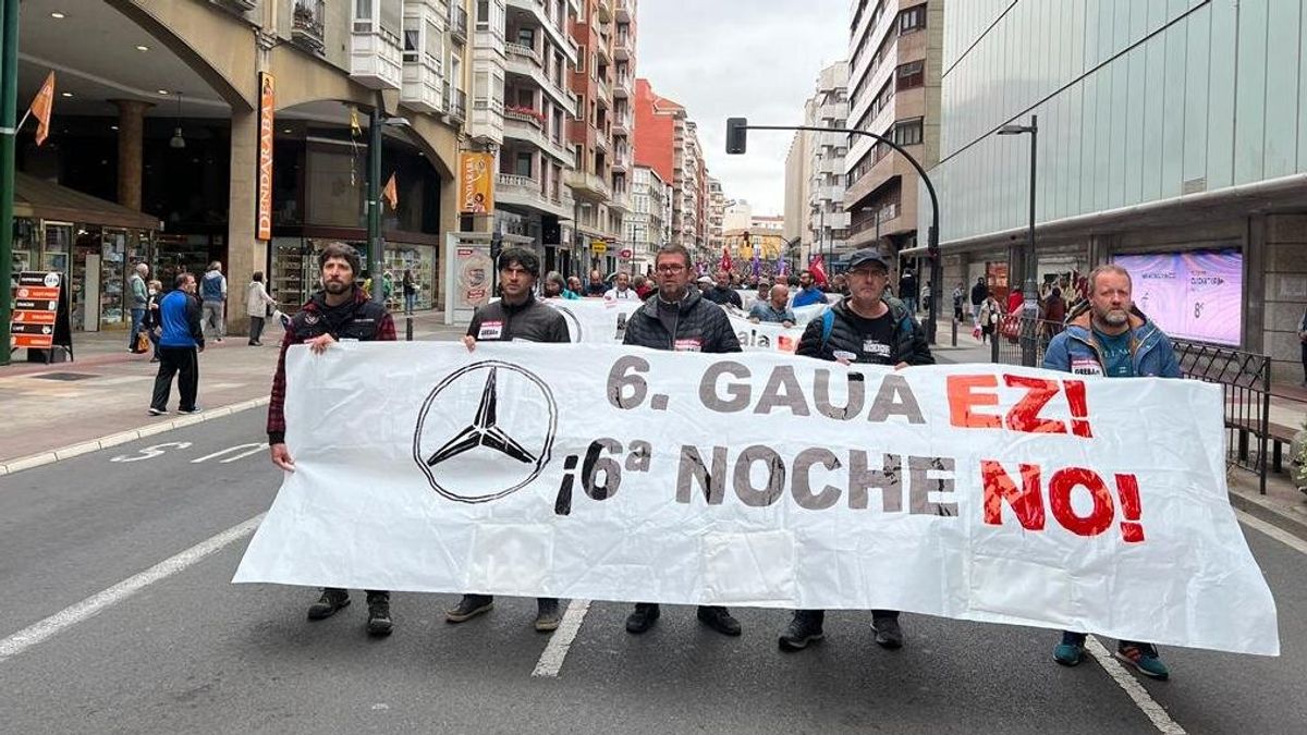 Algunos trabajadores de Mercedes durante la manifestación de este jueves 30