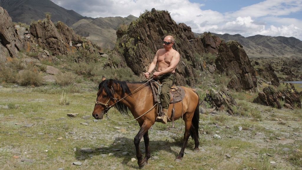 August 4, 2009 - Republic of Tyva, Russia - Shirtless Russian Prime Minister VLADIMIR PUTIN rides a horse while on vacation. (Credit Image: © Alexey Druzhinyn/ZUMApress.com)
