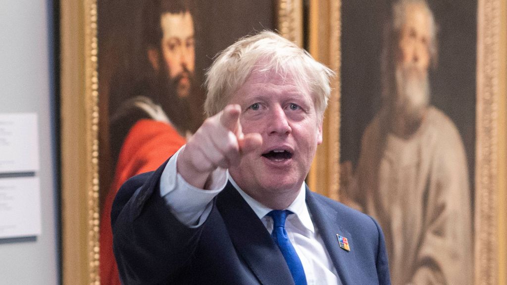 Boris Johnson admirando los cuadros de El Prado