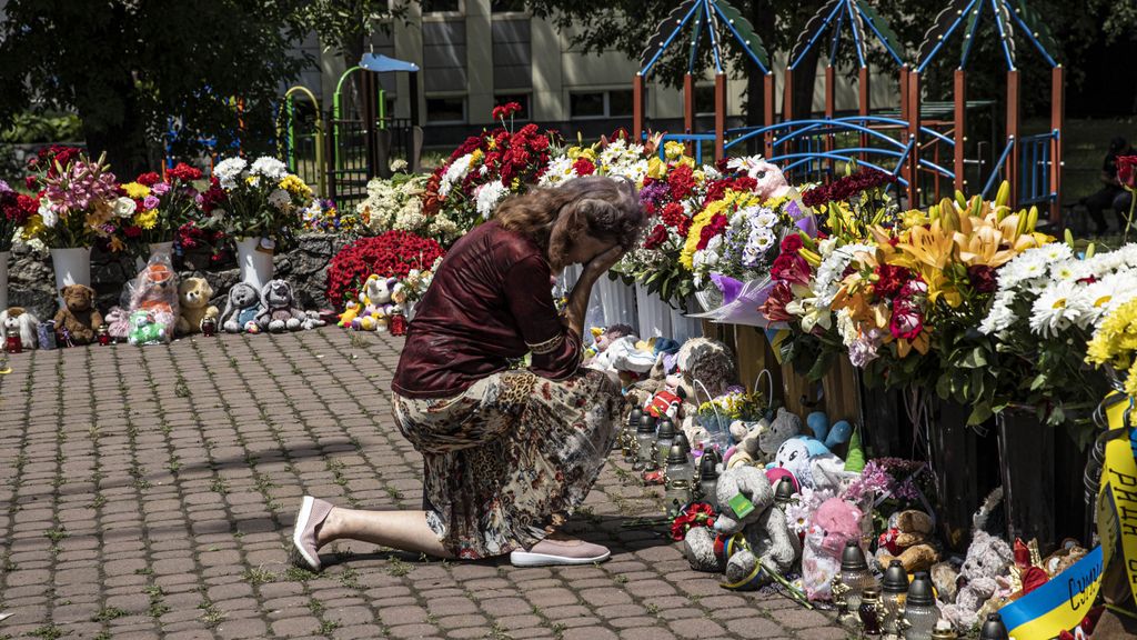 Concentración en homenaje a las víctimas del ataque contra el centro comercial de Kremenchuk