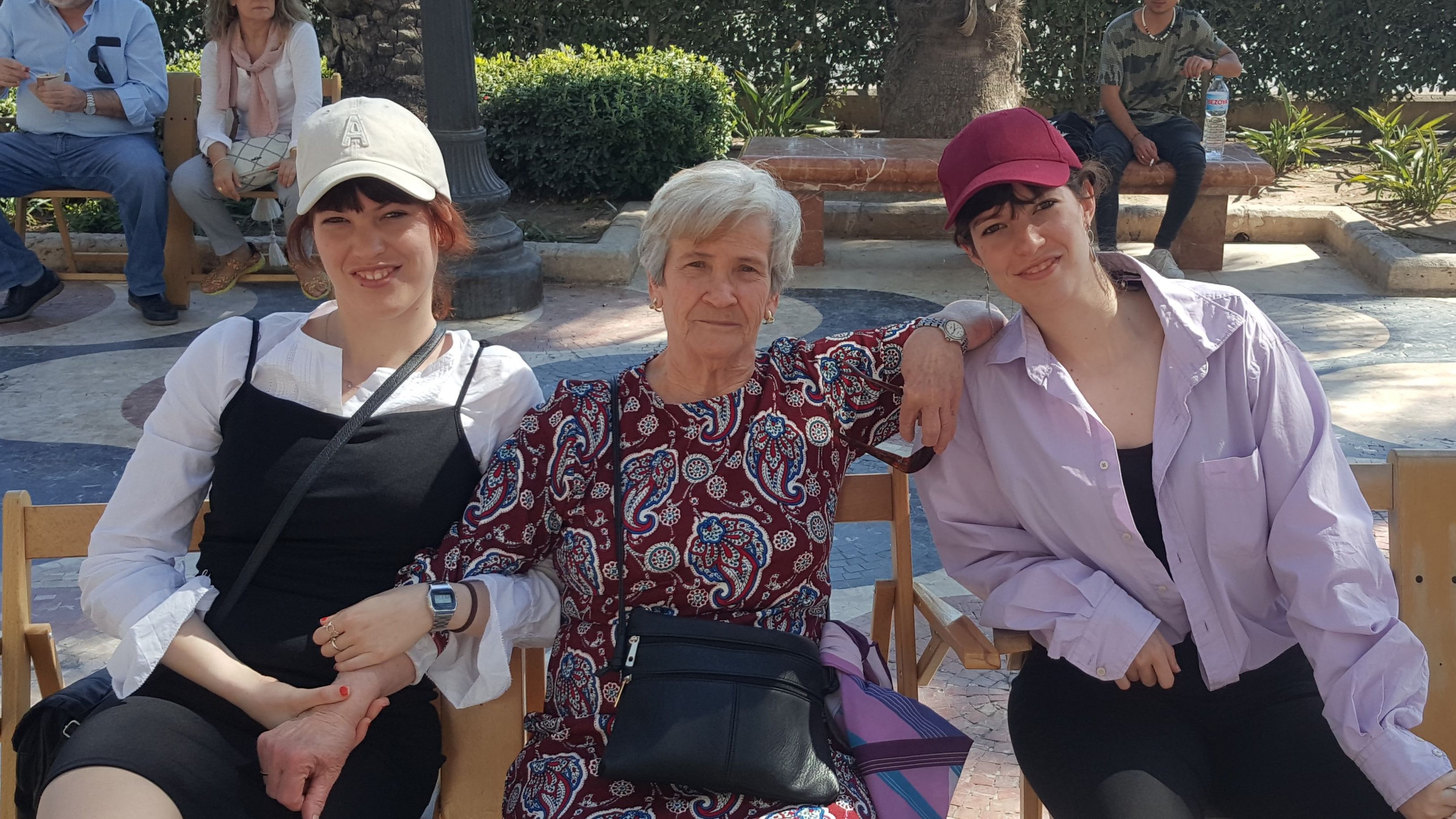 Elena, la abuela que ha ganado un concurso de cartas tras aprender a escribir a los 76 años: “Creí que se iban a reír”